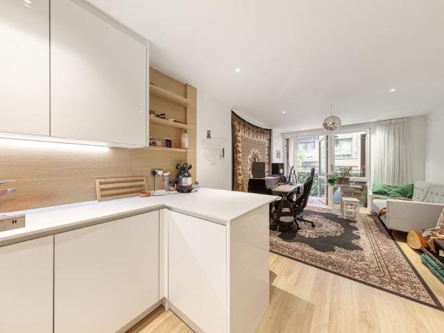 Flat for sale in Woodberry Down, Stamford Hill