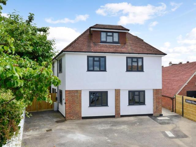 Flat for sale in Fole, Surrey