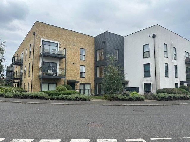 Flat for sale in Romford, Harold Wood