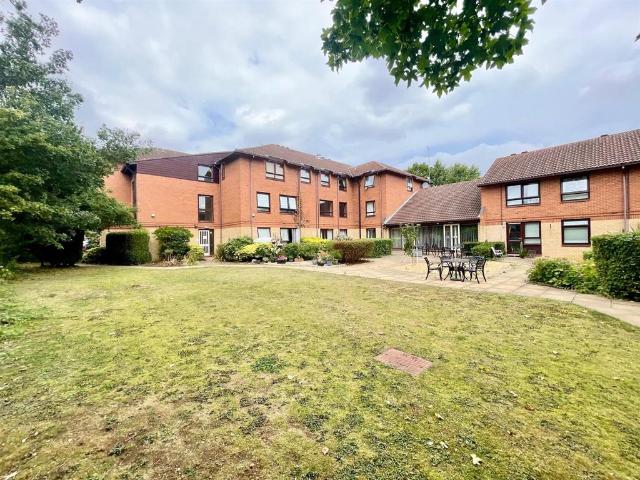 Flat for sale in Eastgate, Peterborough