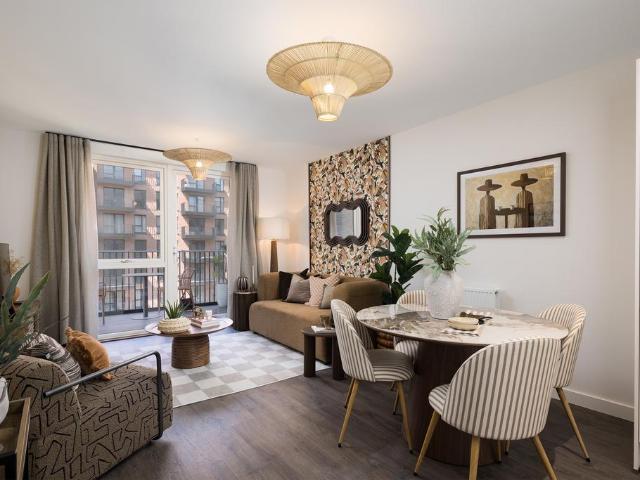 Flat for sale in Harrow Weald, Greater London