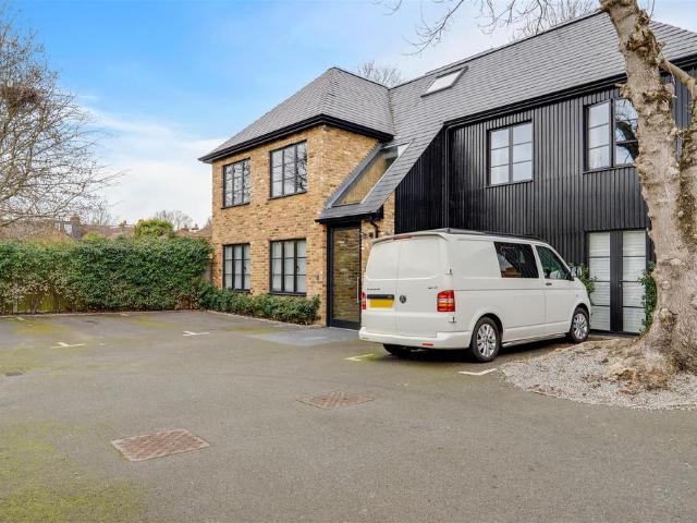 Flat for sale in Hampton Hill, Greater London