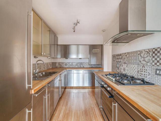 Apartment for sale in Westborough, Surrey