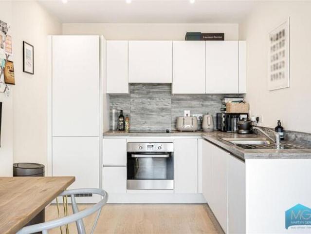 Apartment for sale in Mill Hill, Greater London