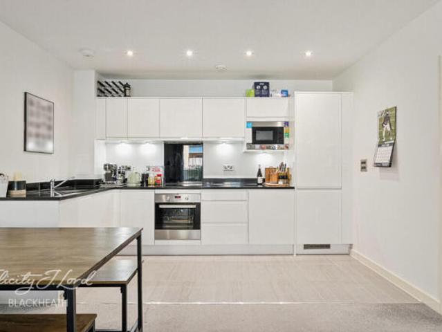 Apartment for sale in Charlton, Greater London