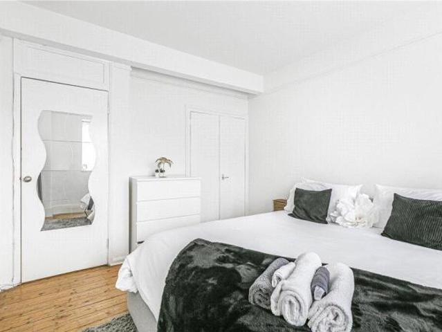 Apartment for sale in Cat Hill, England