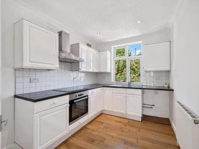 Apartment for sale in London Borough of Merton, Raynes Park