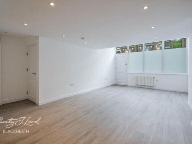 Apartment for sale in Charlton, Greater London