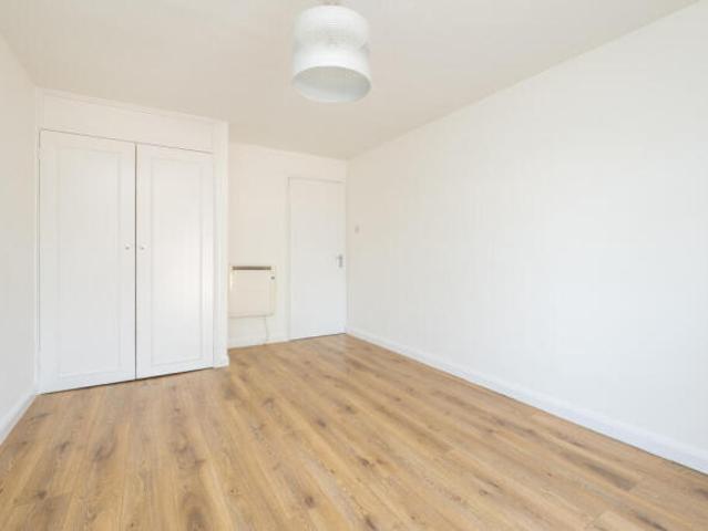 Apartment for sale in Cheam, Greater London