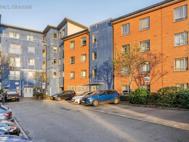 Apartment for sale in Rosehill, Greater London