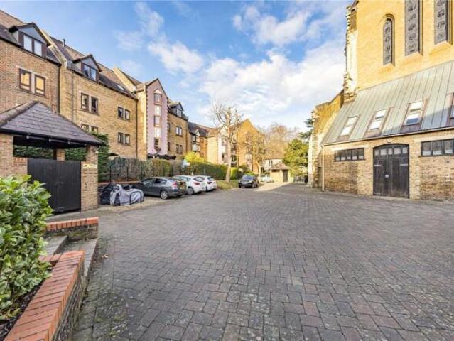 Apartment for sale in Teddington, Greater London