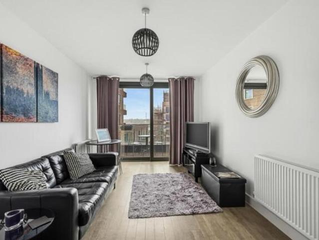 Apartment for sale in Cat Hill, England