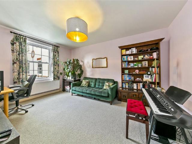 Apartment for sale in Teddington, Greater London