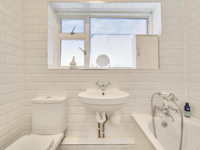 Apartment for sale in Cat Hill, England
