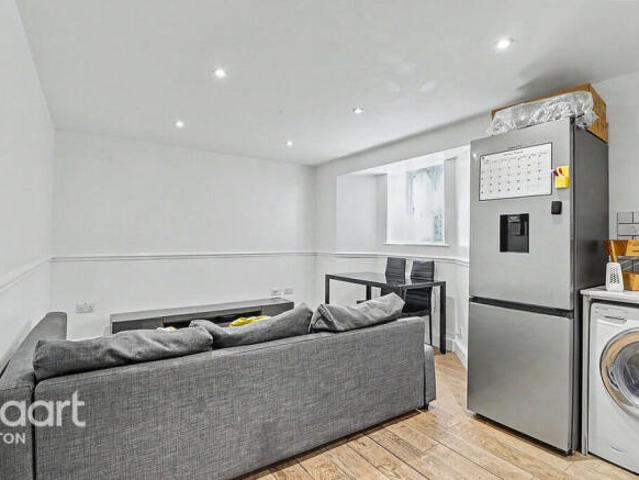 Apartment for sale in Spring Park, Luton