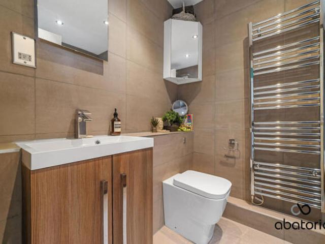 Apartment for sale in Limehouse, Greater London