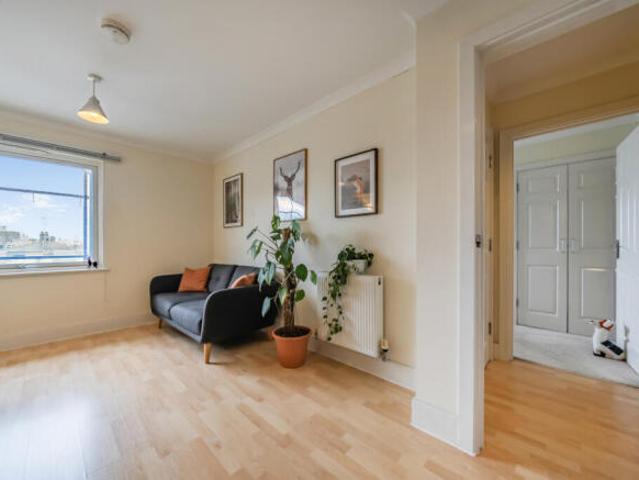 Apartment for sale in Nunhead, Greater London