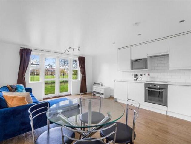 Apartment for sale in Watford Heath, Watford