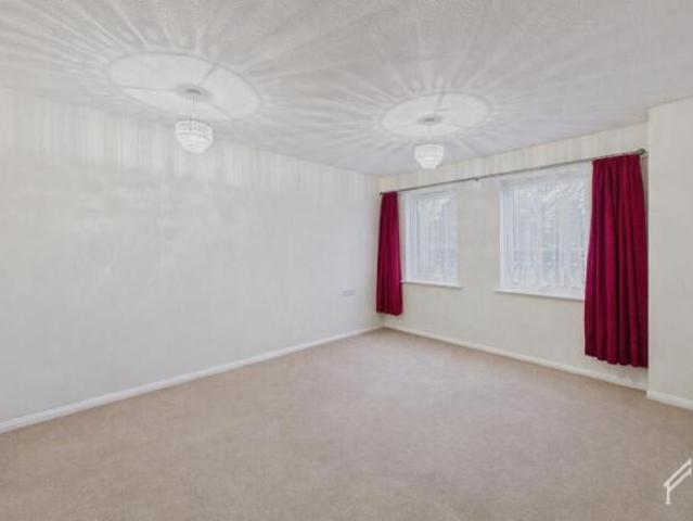Apartment for sale in Five Acres, Hertfordshire
