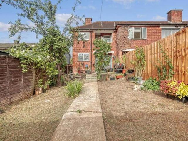 Apartment for sale in Hainault, Greater London