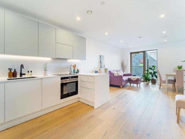 Apartment for sale in Brentford End, Greater London
