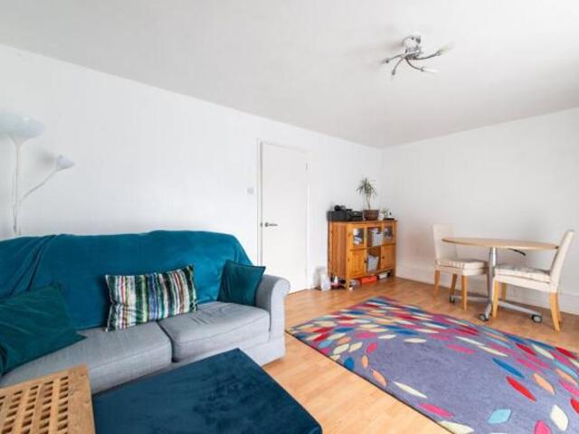Apartment for sale in Charlesworth, East Midlands
