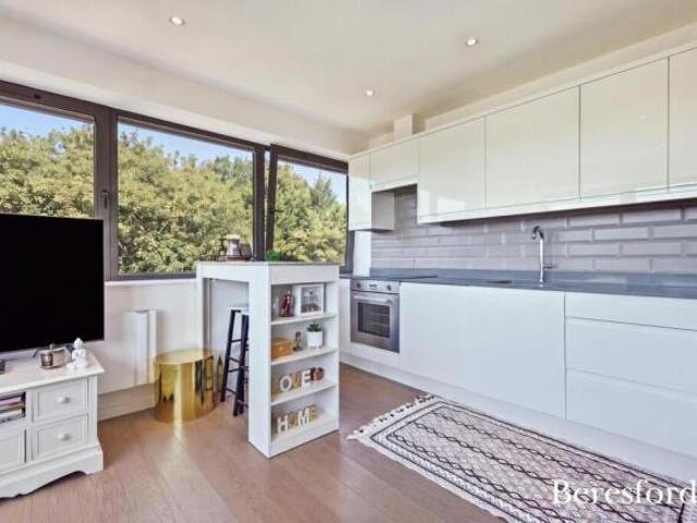 Apartment for sale in Navestock Side