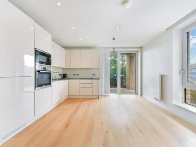 Apartment for sale in Brentford End, Greater London