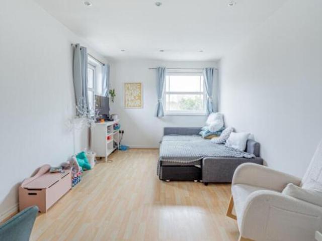 Apartment for sale in Five Acres, Hertfordshire