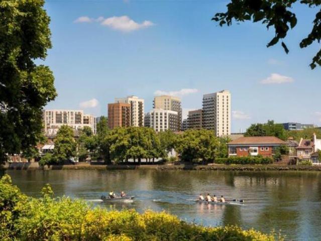 Apartment for sale in Brentford End, Greater London