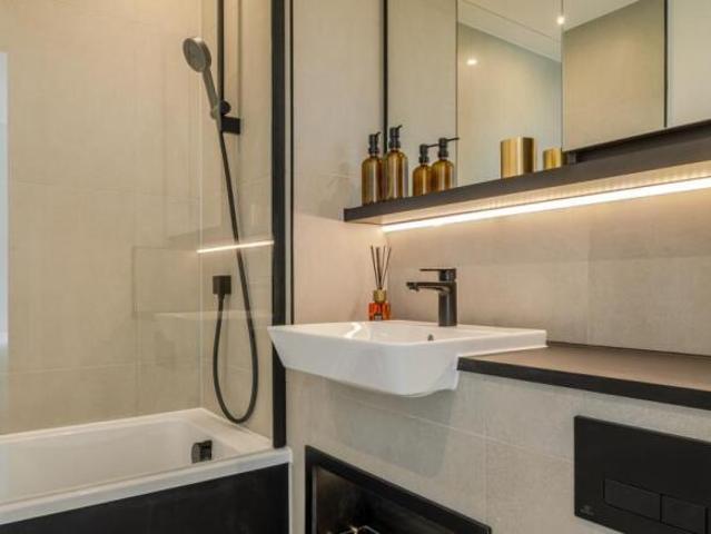 Apartment for sale in Brentford End, Greater London