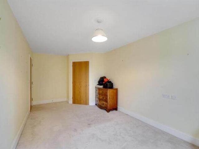 Apartment for sale in London Borough of Merton, Raynes Park