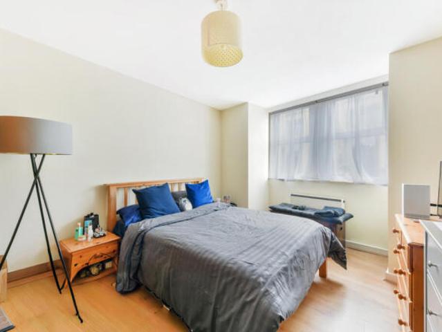 Apartment for sale in London Borough of Merton, Raynes Park