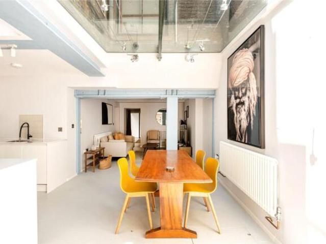 Apartment for sale in North Kensington, Greater London