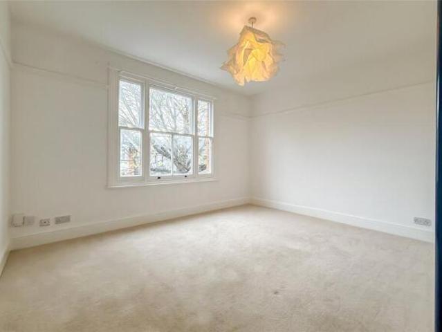 Apartment for sale in Five Acres, Hertfordshire