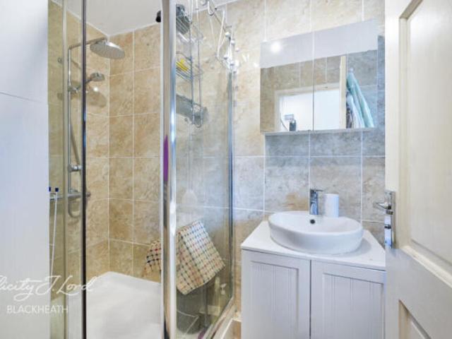 Apartment for sale in Middle Park, Greater London
