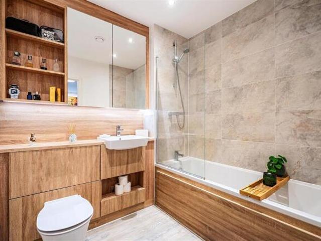 Apartment for sale in Allington, Midway