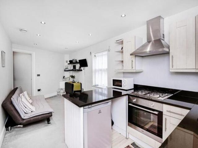 Apartment for sale in Whitton, Greater London