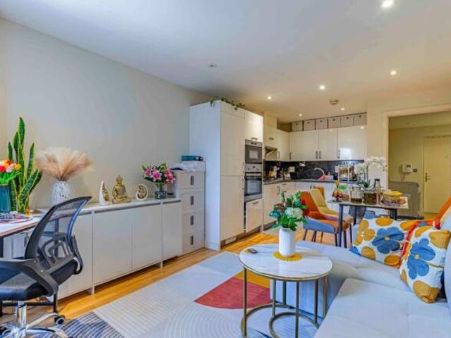 Apartment for sale in Watford Heath, Watford