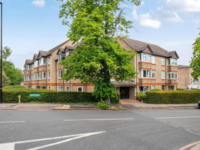 Apartment for sale in West Wickham, Greater London