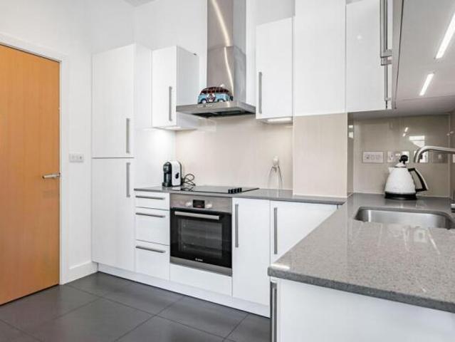 Apartment for sale in Cat Hill, England
