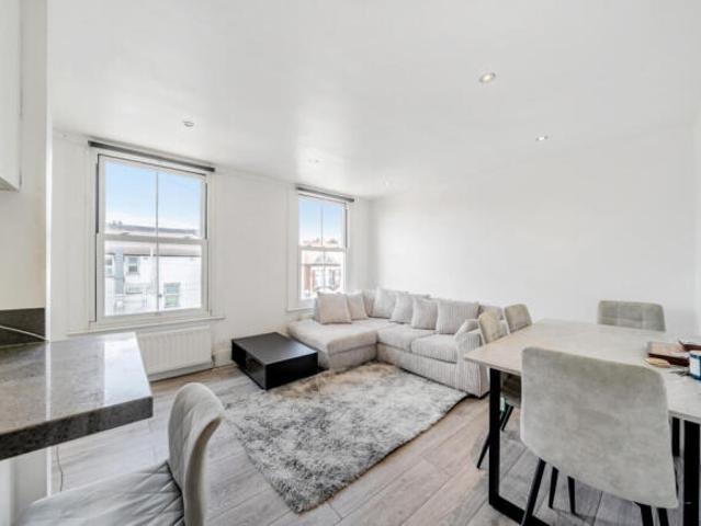 Apartment for sale in St Margarets, Greater London
