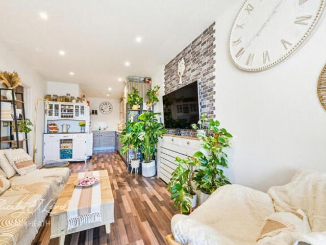 Apartment for sale in Cherry Orchard Estate, Greater London