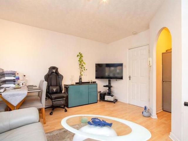 Apartment for sale in Garston, Watford
