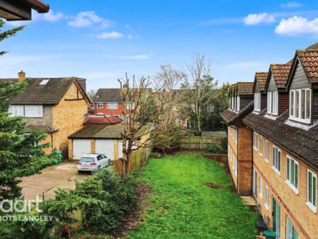 Apartment for sale in Garston, Watford