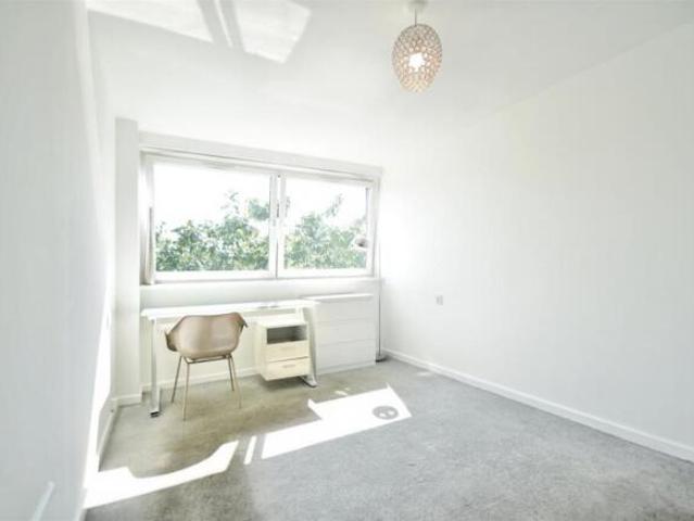 Apartment for sale in Brentford End, Greater London