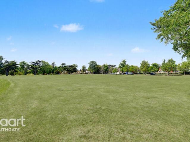 Apartment for sale in Friern Barnet, Greater London