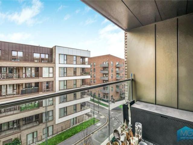Apartment for sale in Mill Hill, Greater London