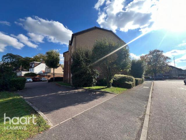 Apartment for sale in Spring Park, Luton