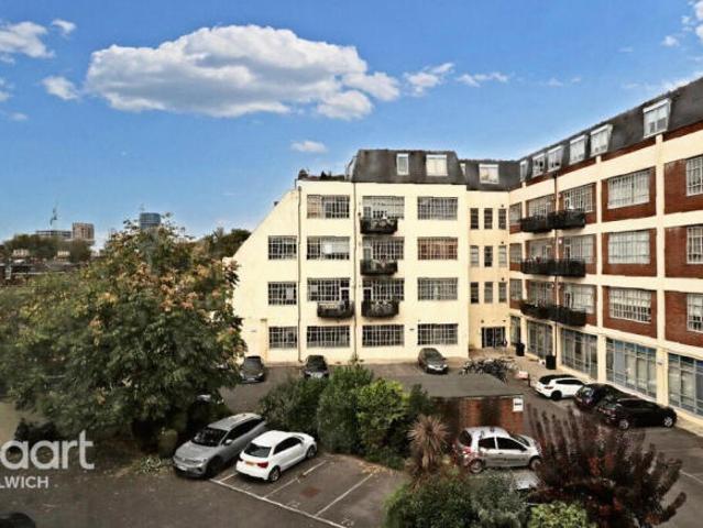 Apartment for sale in Camberwell, Greater London